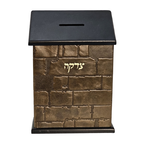 תמונה של קופת צדקה XL לתליה על קיר מעור ועץ – דגם כותל