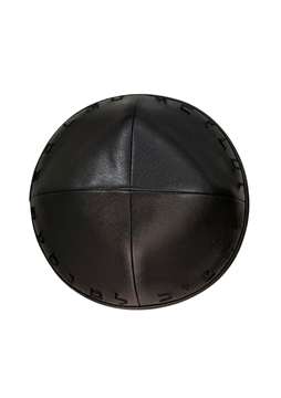 תמונה של כיפת יודאיקה דמוי עור רקמת אותיות א-ב שחור