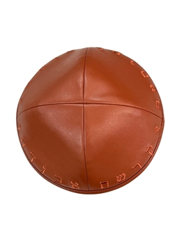 תמונה של כיפת יודאיקה דמוי עור רקמת אותיות א-ב חום